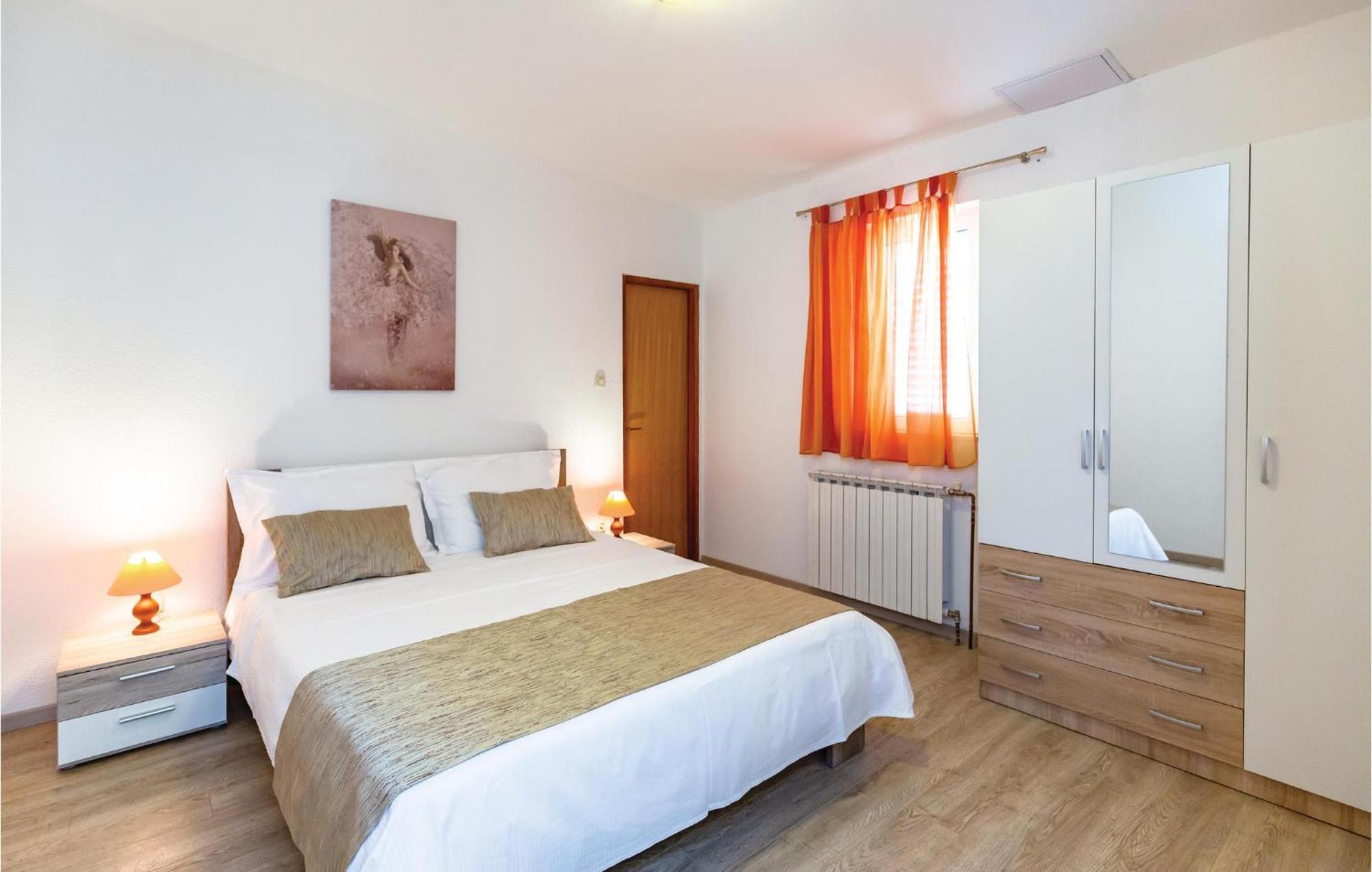 2 Bedroom Cozy Apartment In Makarská Exteriér fotografie