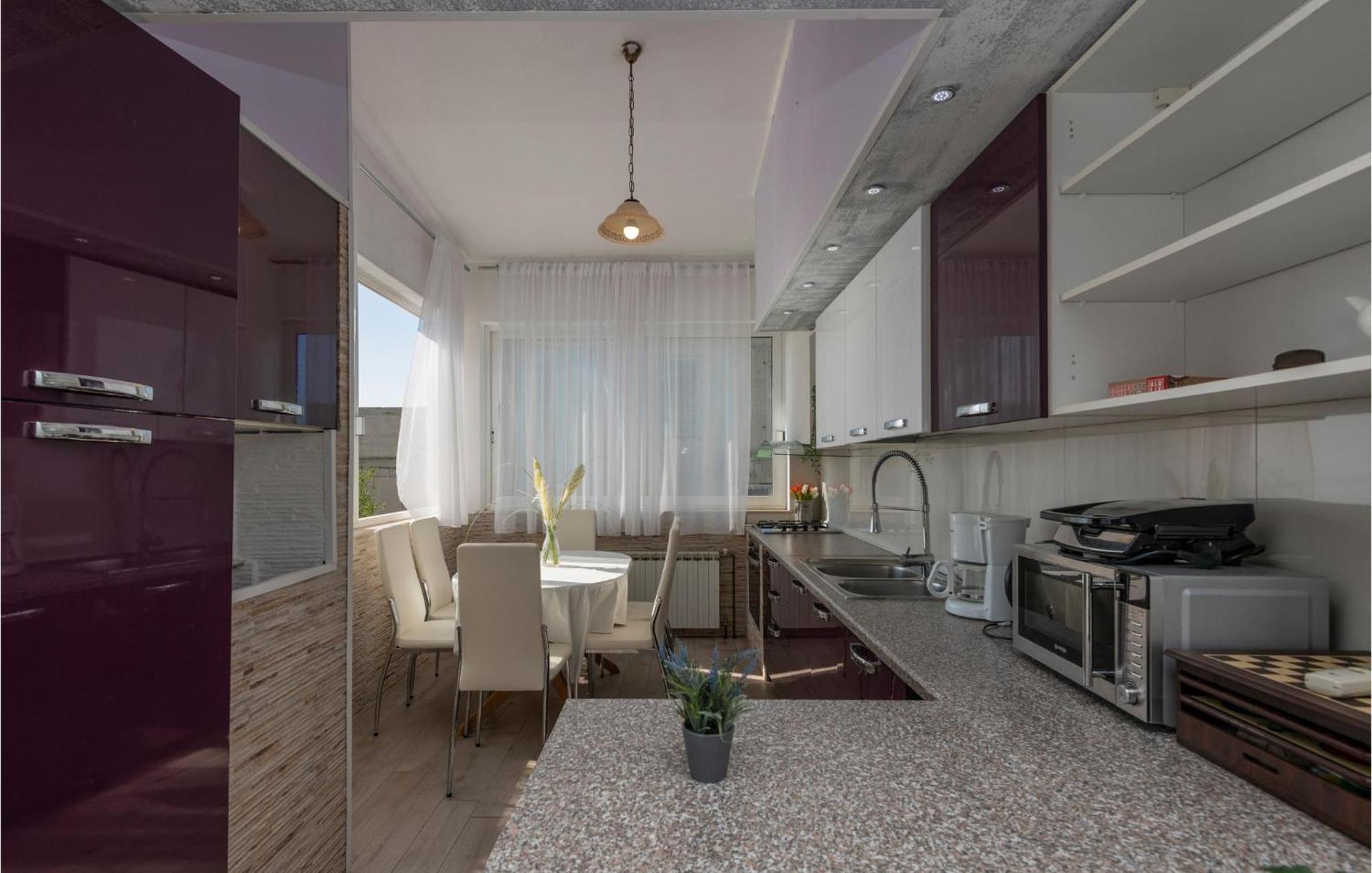 2 Bedroom Cozy Apartment In Makarská Exteriér fotografie