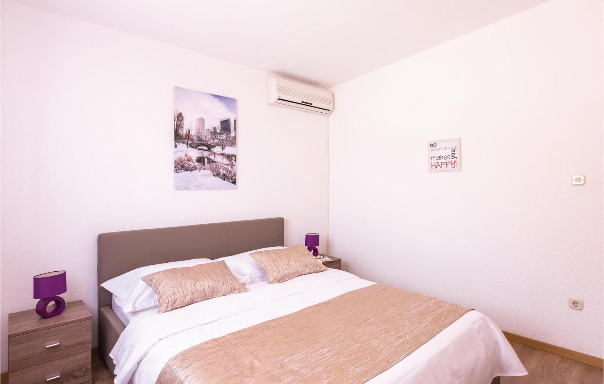 2 Bedroom Cozy Apartment In Makarská Exteriér fotografie