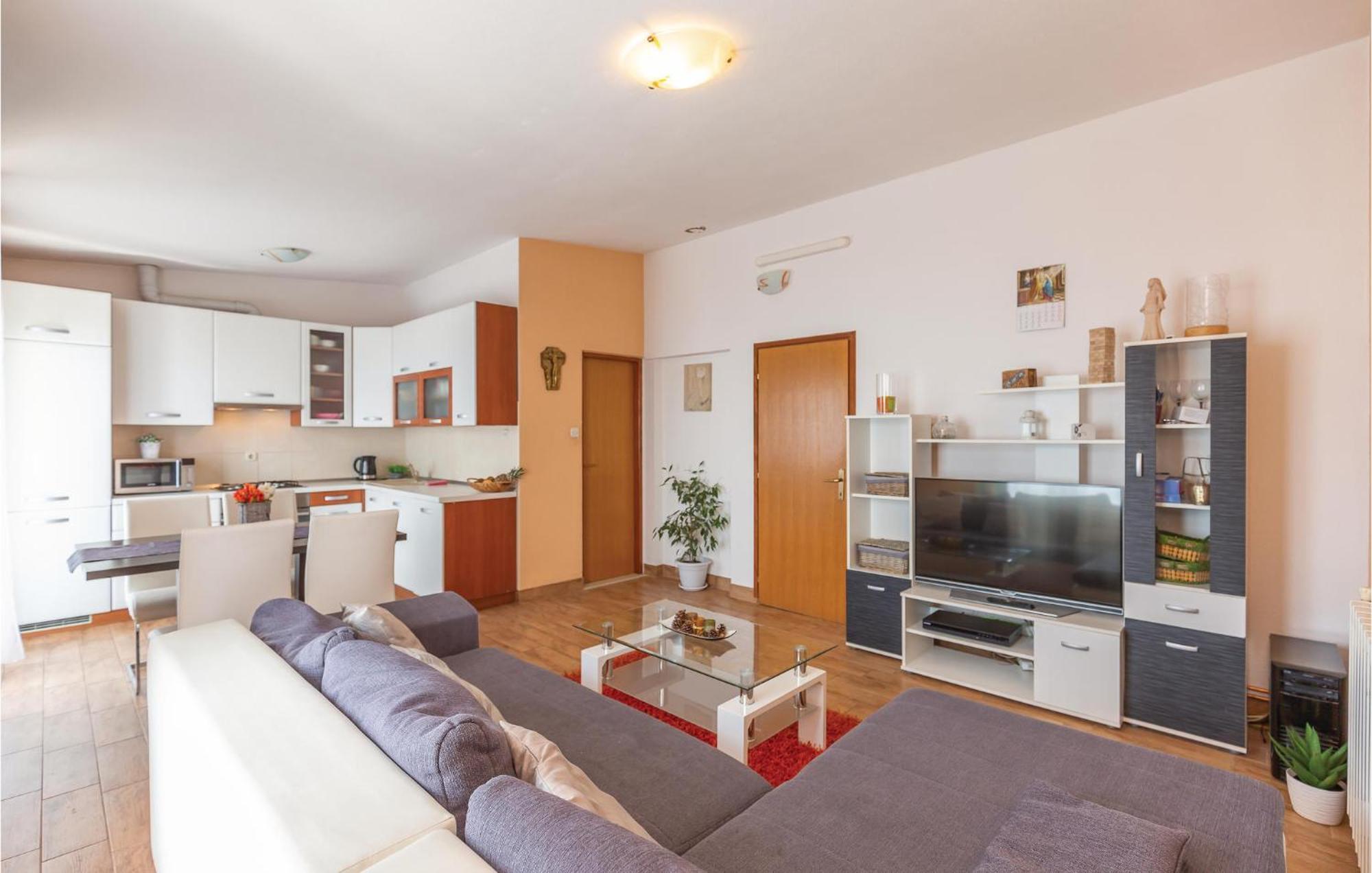 2 Bedroom Cozy Apartment In Makarská Exteriér fotografie