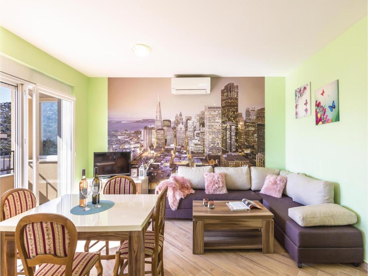 2 Bedroom Cozy Apartment In Makarská Exteriér fotografie