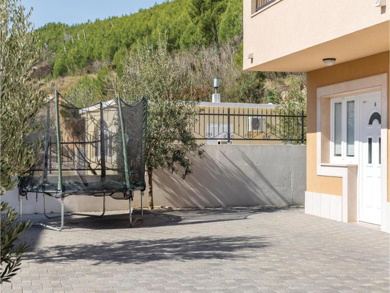 2 Bedroom Cozy Apartment In Makarská Exteriér fotografie