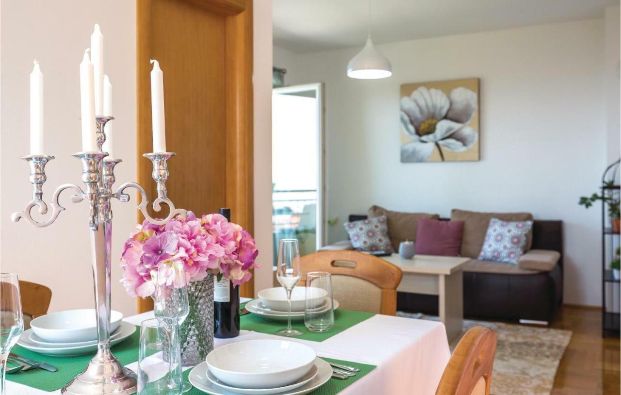 2 Bedroom Cozy Apartment In Makarská Exteriér fotografie