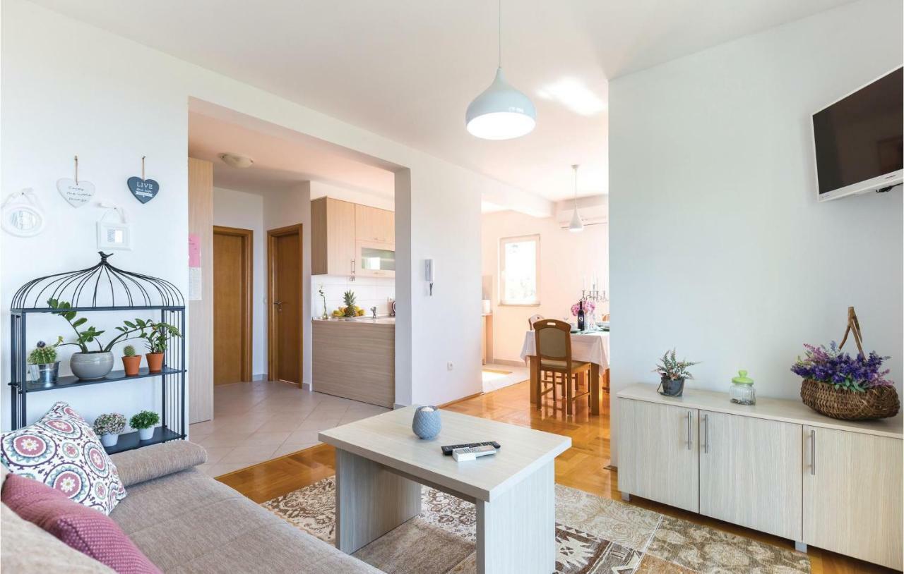 2 Bedroom Cozy Apartment In Makarská Exteriér fotografie