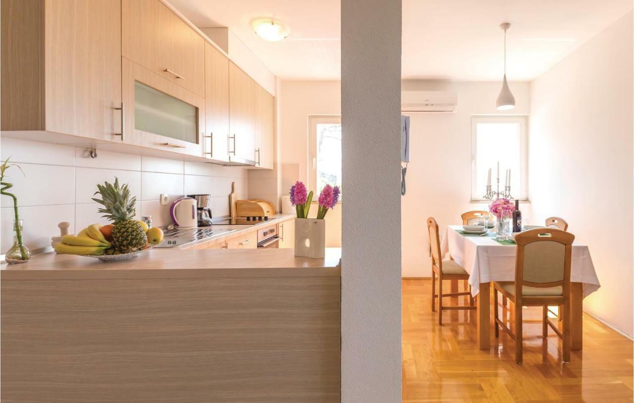 2 Bedroom Cozy Apartment In Makarská Exteriér fotografie